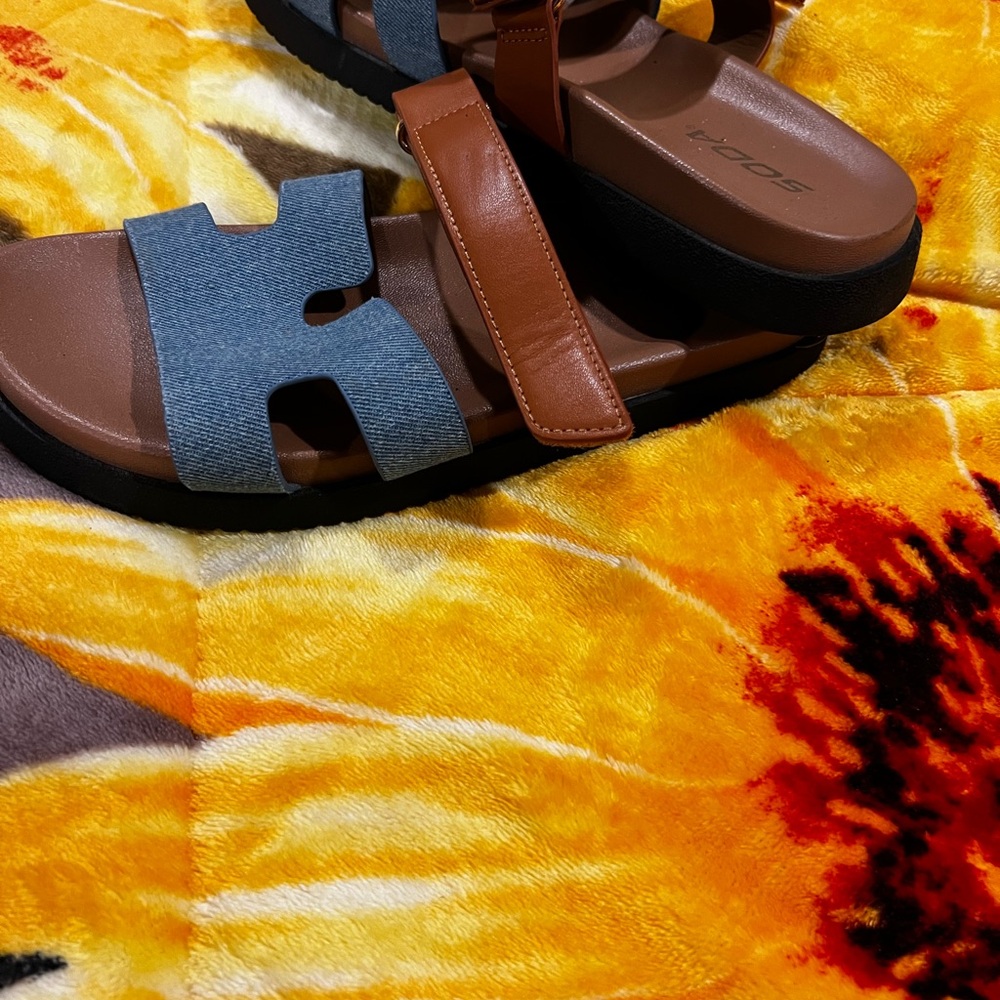 Soda sandals